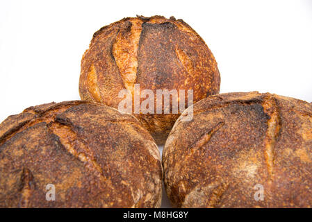 Fresh baked loafs ronde de pain au levain artisan isolé sur un fond blanc. Banque D'Images