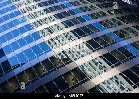 Gros plan du bâtiment moderne avec des gratte-ciel à proximité de réflexion Banque D'Images