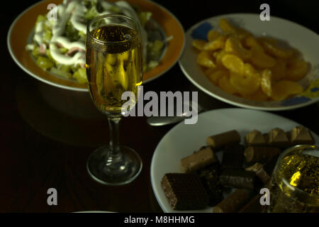 Petit-déjeuner buffet, Petit-déjeuner Concept fois en hôtel de luxe, le Brunch en famille dans Restaurant, Mans part avec un verre de Champagne Banque D'Images