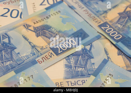 Nouvelle Fédération de billets libellés en roubles en 2000 le mâle part close-up, vue du dessus Banque D'Images