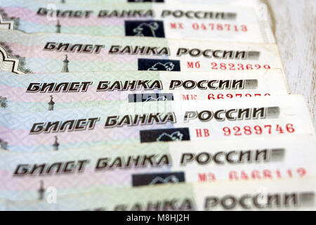 Les tuiles faites de milliers de roubles, l'argent russe, mode macro Banque D'Images