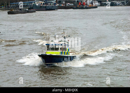 Londres, Royaume-Uni, 17 mars 2018 Police bateau de vitesse permet à l''eau rugueuse sur la Tamise. L'unité de police maritime de la Police métropolitaine de Londres met un visage courageux sur pour le mauvais temps sur le pont de Westminster comme la Mini bête de l'Est arrive. Credit : JOHNNY ARMSTEAD/Alamy Live News Banque D'Images