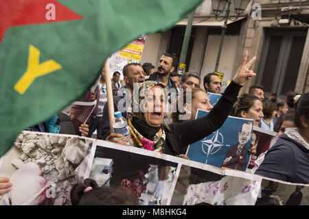 Athènes, Grèce, le 17 mars 2018 - kurdes tenir des pancartes illustrant les atrocités dans takingplace Afrin et crier des slogans contre Poutine et Erdogan. Anti-raciste, de gauche et les organisations des droits de l'organisé un rassemblement à l'occasion de la semaine d'action européenne contre le racisme et la Journée internationale pour l'élimination de la discrimination raciale pour manifester contre le racisme, le fascisme et les politiques migratoire de l'UE. Credit : ZUMA Press, Inc./Alamy Live News Banque D'Images