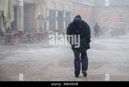 Shropshire, England, UK. 17e. Mars 2018. Les averses de neige de l'est prendre les visiteurs à visiter et excursions dans le Shropshire. Alan Beastall/Alamy live News Banque D'Images