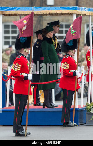 Londres, Royaume-Uni, 17 mars 2018. Soldats du 1er bataillon Irish Guards assister à la St Patrickâ€™s day parade. Credit : Raymond Tang/Alamy Live News Banque D'Images