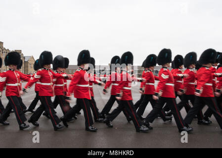 Londres, Royaume-Uni, 17 mars 2018. Le 1er bataillon de gardes gardes irlandais participent à la Patrick's Day Parade. Credit : Raymond Tang/Alamy Live News Banque D'Images