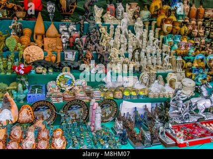 Pompéi, Italie. 26 Sep, 2004. Juste à l'extérieur des ruines de Pompéi, un oiffers boutique souvenirs à vendre. Enterré sous les cendres volcaniques dans la célèbre éruption du Vésuve en l'an 79, Pompéi est un site classé au patrimoine mondial et une destination touristique depuis plus de 250 ans. Credit : Arnold Drapkin/ZUMA/Alamy Fil Live News Banque D'Images