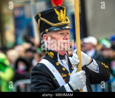 New York, États-Unis, 17 mars 2018. Un porteur de drapeau en uniforme traditionnel des défilés à travers la Cinquième Avenue de New York au cours de la 2018 Défilé de la Saint-Patrick. Photo par Enrique Shore/Alamy Live News Banque D'Images