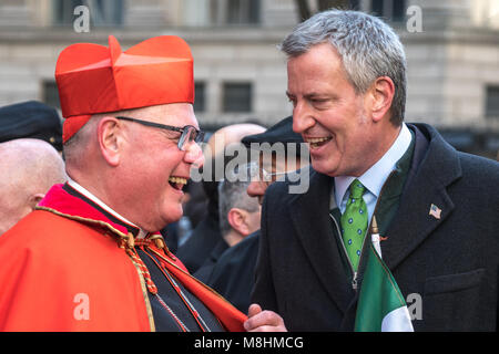 New York, États-Unis, 17 mars 2018. Le Cardinal Archevêque de New York Timothy Dolan rire ainsi que maire de la ville de New York, Bill De Blasio en face de la cathédrale St Patrick lors de la traditionnelle parade de la Saint Patrick. Photo par Enrique Shore/Alamy Live News Banque D'Images