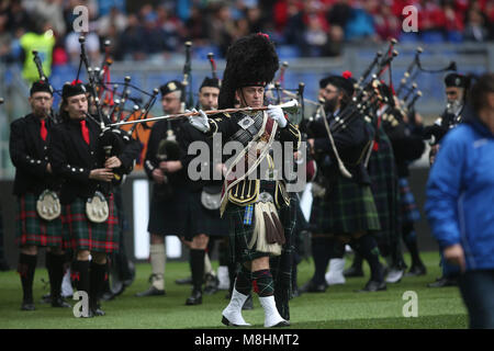 Rome, Italie. 17Th Mar, 2018. Stadio Olimpico, Rome, Italie. Tournoi des Six Nations 2018. L'Italie contre l'Ecosse. Cornemuses écossaises bande avant le match à stade olympique de Rome. Agence Photo crédit : indépendante/Alamy Live News Banque D'Images