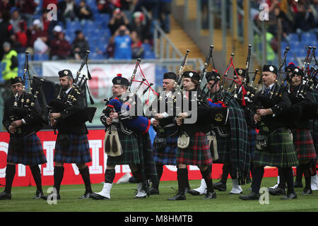 Rome, Italie. 17Th Mar, 2018. Stadio Olimpico, Rome, Italie. Tournoi des Six Nations 2018. L'Italie contre l'Ecosse. Cornemuses écossaises bande avant le match à stade olympique de Rome. Agence Photo crédit : indépendante/Alamy Live News Banque D'Images