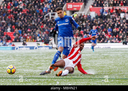 Dominic Calvert-Lewin d'Everton et Glen Johnson de Stoke City lors de la Premier League match entre Stoke City et Everton à Bet365 Stadium le 17 mars 2018 à Stoke-on-Trent, en Angleterre. (Photo de Daniel Chesterton/phcimages.com) Banque D'Images