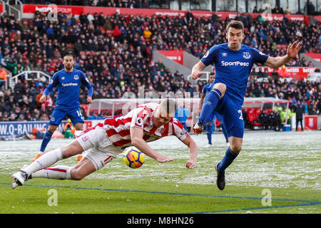 Seamus Coleman d'Everton et de Ryan Shawcross de Stoke City lors de la Premier League match entre Stoke City et Everton à Bet365 Stadium le 17 mars 2018 à Stoke-on-Trent, en Angleterre. (Photo de Daniel Chesterton/phcimages.com) Banque D'Images