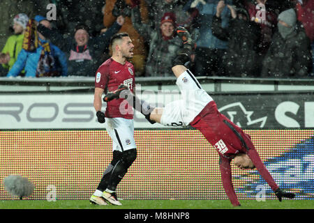 17 mars, 2018 - Prague, République tchèque - Les joueurs de Sparta Praha Nicolae Claudie Stanciu et Srdan Plavsic (R) célèbre après avoir marqué son but au cours des deux côtés 21ème match de ligue de football tchèque Sparta Prague vs Slavia Praha de Prague en République tchèque. (Crédit Image : © Slavek Ruta via Zuma sur le fil) Banque D'Images