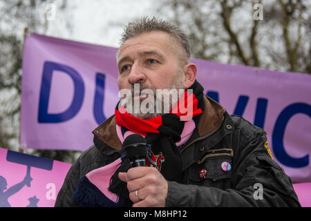 Londres, Royaume-Uni. 17 mars 2018. Les partisans du non-League Football Club, 76200 hameau se sont rassemblés et ont défilé pour sauver le club de l'expulsion de leur champion hill accueil par les développeurs de propriété résidentielle pré. David Rowe/ Alamy Live News. Banque D'Images