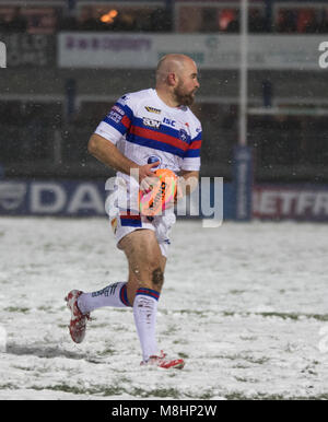 17 MARS 2018 , Beaumont stade juridique, Wakefield, Angleterre ; Betfred Super League rugby, Wakefield Trinity contre Widnes Vikings ; Wakefield Trinity stand off Liam Finn avec ballon en main Crédit : News Images/Alamy Live News Banque D'Images