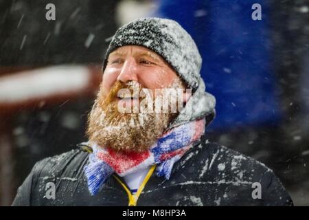 17 MARS 2018 , Beaumont stade juridique, Wakefield, Angleterre ; Betfred Super League rugby, Wakefield Trinity contre Widnes Vikings ; Wakefield Trinity fan bravant les éléments avec un sourire sur son visage : Crédit News Images/Alamy Live News Banque D'Images