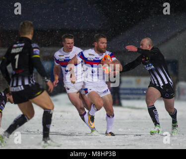 17 MARS 2018 , Beaumont stade juridique, Wakefield, Angleterre ; Betfred Super League rugby, Wakefield Trinity contre Widnes Vikings ; Wakefield Trinity hooker Tyler Randell attaquant la défense Widnes Crédit : Nouvelles Images/Alamy Live News Banque D'Images