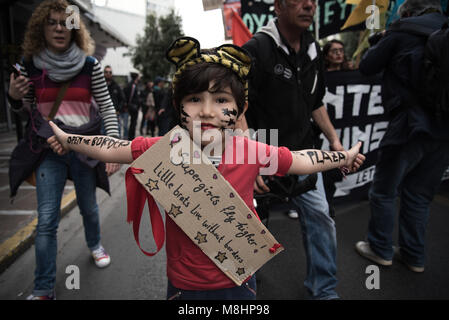 Athènes, Grèce. 17Th Mar, 2018. Un enfant vu à la manifestation.La participation des masses dans la lutte antifasciste manifestation à Athènes. Anti-raciste et anti-fascistes, collectivités territoriales et organisations, avec un slogan central ''plus jamais le fascisme, '' ont été dirigés vers les bureaux de l'Union européenne. Ils ont également appelé à des slogans sur l'égalité des droits pour les réfugiés, l'ouverture des frontières, l'asile et le droit de vivre dans un pays qu'ils décident d'eux-mêmes. Credit : Vangelis/Evangeliou SOPA Images/ZUMA/Alamy Fil Live News Banque D'Images