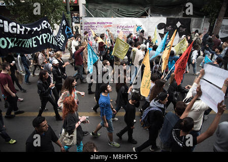 Athènes, Grèce. 17Th Mar, 2018. Les manifestants tenir des pancartes et drapeaux et crier des slogans contre le racisme.La participation des masses dans la lutte antifasciste manifestation à Athènes. Anti-raciste et anti-fascistes, collectivités territoriales et organisations, avec un slogan central ''plus jamais le fascisme, '' ont été dirigés vers les bureaux de l'Union européenne. Ils ont également appelé à des slogans sur l'égalité des droits pour les réfugiés, l'ouverture des frontières, l'asile et le droit de vivre dans un pays qu'ils décident d'eux-mêmes. Credit : Vangelis/Evangeliou SOPA Images/ZUMA/Alamy Fil Live News Banque D'Images