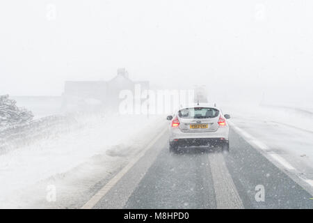 A66, 17 mars 2018 : UK - white out - le poids de la neige et la glace a créé des conditions de conduite très difficile sur l'A66. Il y avait de multiples et à long acceidents les bouchons dans les deux sens : Crédit Kay Roxby/Alamy Live News Banque D'Images