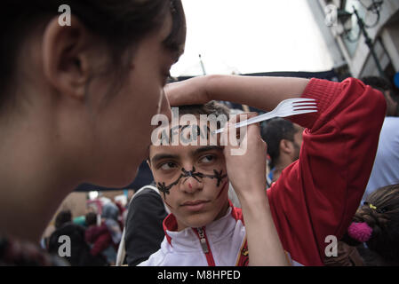 Athènes, Grèce. 17Th Mar, 2018. Un manifestant vu la peinture sur le visage d'un autre manifestant.La participation des masses dans la lutte antifasciste manifestation à Athènes. Anti-raciste et anti-fascistes, collectivités territoriales et organisations, avec un slogan central ''plus jamais le fascisme, '' ont été dirigés vers les bureaux de l'Union européenne. Ils ont également appelé à des slogans sur l'égalité des droits pour les réfugiés, l'ouverture des frontières, l'asile et le droit de vivre dans un pays qu'ils décident d'eux-mêmes. Credit : Vangelis/Evangeliou SOPA Images/ZUMA/Alamy Fil Live News Banque D'Images