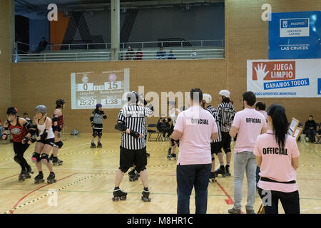 Madrid, Espagne. 17 mars, 2018. Fonctionnaires et des arbitres après le match de Roller Derby Roller Derby de Madrid et un des pionniers de Dresde. © Valentin Sama-Rojo/Alamy Live News. Banque D'Images