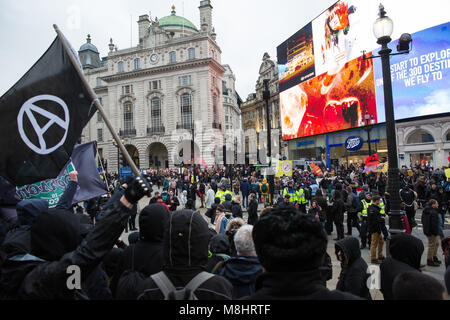 Londres, Royaume-Uni. 17 mars, 2018. Anti-fascistes observer la marche contre le racisme, organisé par Stand Up au racisme, d'appeler le gouvernement de promulguer la Dubs amendement, l'obligeant à agir "dès que possible" à déménager et à soutenir les enfants réfugiés non accompagnés en Europe, et d'aider ceux qui fuient la guerre et la persécution. Credit : Mark Kerrison/Alamy Live News Banque D'Images