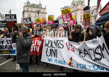 Londres, Royaume-Uni. 17 mars, 2018. Des milliers de personnes participent à la marche contre le racisme, organisé par Stand Up au racisme, d'appeler le gouvernement de promulguer la Dubs amendement, l'obligeant à agir "dès que possible" à déménager et à soutenir les enfants réfugiés non accompagnés en Europe, et d'aider ceux qui fuient la guerre et la persécution. Credit : Mark Kerrison/Alamy Live News Banque D'Images