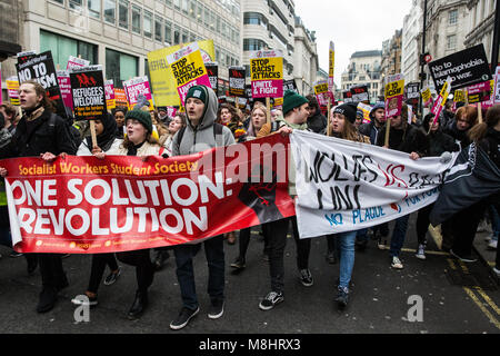 Londres, Royaume-Uni. 17 mars, 2018. Des milliers de personnes participent à la marche contre le racisme, organisé par Stand Up au racisme, d'appeler le gouvernement de promulguer la Dubs amendement, l'obligeant à agir "dès que possible" à déménager et à soutenir les enfants réfugiés non accompagnés en Europe, et d'aider ceux qui fuient la guerre et la persécution. Credit : Mark Kerrison/Alamy Live News Banque D'Images