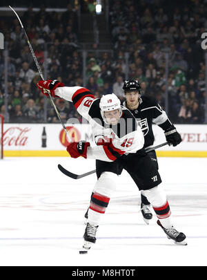 Los Angeles, Californie, USA. 17Th Mar, 2018. New Jersey Devils' avant Travis Zajac (19) se prépare à tourné contre les Kings de Los Angeles lors d'un match de hockey 2017-2018 à Los Angeles, le 17 mars 2018. Les Devils ont remporté 3-0. Ringo : crédit Chiu/ZUMA/Alamy Fil Live News Banque D'Images