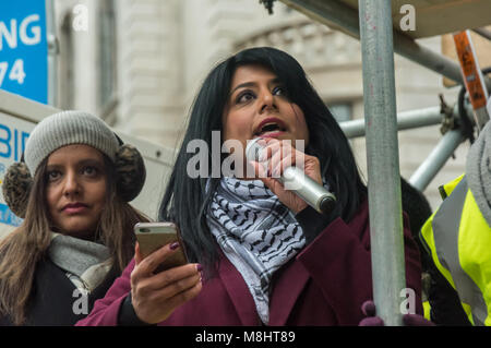 Londres, Royaume-Uni. 17 mars 2018. Maz Saleem dont le père musulman a été assassiné par un terroriste islamophobe à Birmingham en 2013 lors de la manifestation à l'extérieur de la BBC avant la marche contre le racisme des Nations Unies sur la lutte contre le racisme 24. Sabby Dhalu, coordonnatrice de résister au racisme à sa gauche. Peter Marshall/Alamy Live News Banque D'Images