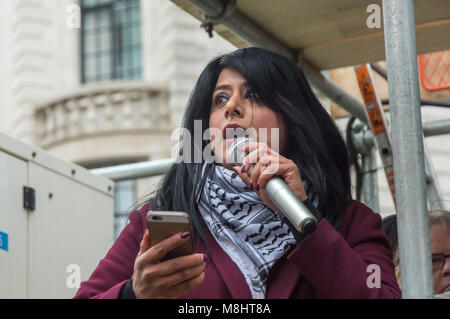 Londres, Royaume-Uni. 17 mars 2018. Maz Saleem dont le père musulman a été assassiné par un terroriste islamophobe à Birmingham en 2013 lors de la manifestation à l'extérieur de la BBC avant la marche contre le racisme des Nations Unies sur la lutte contre le racisme 24. Peter Marshall/Alamy Live News Banque D'Images