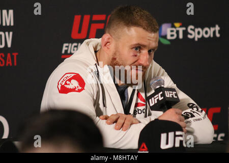 Jan Blachowicz (coin bleu) répond à des questions dans la lutte post conférence de presse. Crédit : Dan Cooke/Alamy Banque D'Images