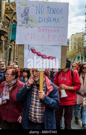 Barcelone, Catalogne, Espagne. Mar 18nd, 2018. Les retraités et les jeunes de l'ensemble autour de l'Espagne ont pris part à une manifestation pour protester contre le plan du gouvernement pour qu'augmenter leur pension de 0,25  % Crédit : Eduardo Fuster Salamero/Alamy Live News Banque D'Images