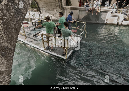 17 mars,2018, San Antonio le riveralk colorants vert pour la Saint-Patrick, San Antonio, TX, USA Crédit : Jon-Paul Jones/Alamy Live News Banque D'Images