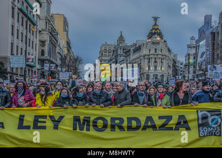 Madrid, Espagne. 17 mars 2018 démonstration. les pensionnés dans les rues de Madrid, en Espagne la demande des aînés retraités leur droit au gouvernement espagnol afin de poser des questions sur la presente des personnes âgées en Espagne Credit : Alberto Ramírez Sibaja/Alamy Live News Banque D'Images