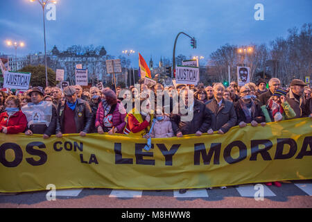 Madrid, Espagne. 17 mars 2018 démonstration. les pensionnés dans les rues de Madrid, en Espagne la demande des aînés retraités leur droit au gouvernement espagnol afin de poser des questions sur la presente des personnes âgées en Espagne Credit : Alberto Ramírez Sibaja/Alamy Live News Banque D'Images