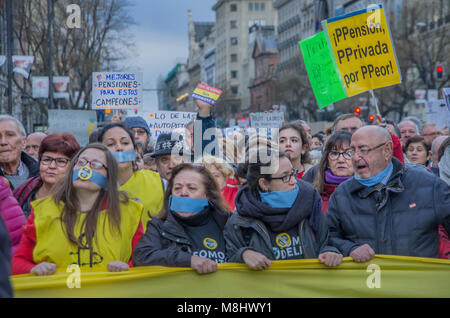 Madrid, Espagne. 17 mars 2018. Des milliers d'pensionists ont pris les rues de Madrid pour protester contre les réductions des pensions. Credit : Lora Grigorova/Alamy Live News Banque D'Images