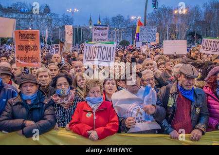 Madrid, Espagne. 17 mars 2018. Des milliers d'pensionists ont pris les rues de Madrid pour protester contre les réductions des pensions. Credit : Lora Grigorova/Alamy Live News Banque D'Images