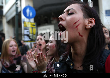 Athènes, Grèce. 17Th Mar, 2018. Les gens crient des slogans en un rassemblement contre le racisme et le fascisme à Athènes, Grèce, le 17 mars 2018. Les citoyens grecs, les migrants et les réfugiés sont descendus dans les rues d'Athènes le samedi pour protester contre le racisme et le fascisme de l'avant de la Journée internationale pour l'élimination de la discrimination raciale qui est commémorée chaque année le 21 mars. Credit : Marios Lolos/Xinhua/Alamy Live News Banque D'Images