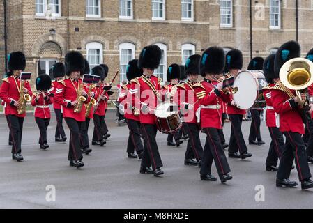 Londres, Grande-Bretagne. 17Th Mar, 2018. Gardes irlandais prendre part à l'assemblée annuelle Gardes irlandais Saint Patrick's Day Parade à Hounslow, London, Grande-Bretagne, le 17 mars 2018. Crédit : Ray Tang/Xinhua/Alamy Live News Banque D'Images