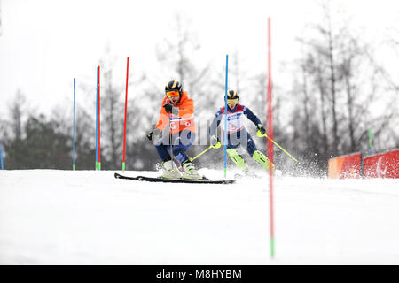 PyeongChang 18 mars . Slalom femmes. Team FR - KNIGHT Millie, Guide : WILD Brett Crédit : Marco Ciccolella/Alamy Live News Banque D'Images