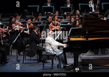 Kuala Lumpur, Malaisie. 17Th Mar, 2018. Pianiste malaisien Claudia Yang (avant) et les musiciens de l'Orchestre Symphonique National de Chine effectuer au cours de la 'route' et de la courroie d'Malaysia-China amitié piano concert symphonique en 3151 Budaya à Kuala Lumpur, Malaisie, le 17 mars 2018. Credit : Zhu Wei/Xinhua/Alamy Live News Banque D'Images