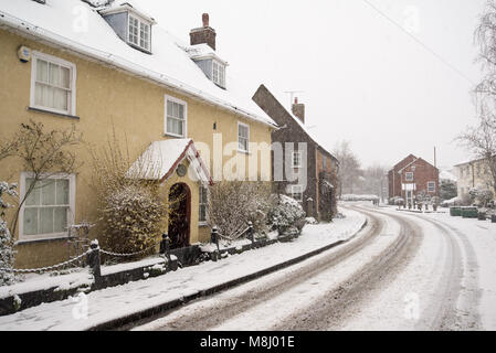 Church Street, Fordingbridge, Hampshire, Angleterre, Royaume-Uni, 18th mars 2018 : la chute de neige de nuit se poursuit dans la matinée dans la ville pittoresque en bordure du parc national de New Forest. La neige a été soufflée par la «Bête de l'est 2», la deuxième période de temps froid intense à l'est au cours du premier mois du printemps météorologique. Banque D'Images