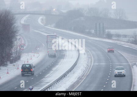 Flintshire, Pays de Galles, UK Met Office : Météo avec mises en garde en place pour la neige la Mini bête de l'Est apporte un froid à Flintshire avec gel et neige avec plus sur le chemin à travers les prochaines 24h. Une neige très A55, comme de la neige et des vents forts frapper Flintshire rural près du village de Caerwys, © DGDImages/Alamy Live News Banque D'Images