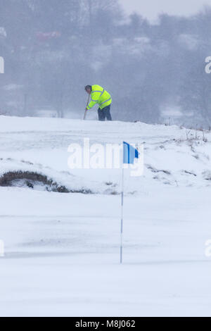 Flintshire, Pays de Galles, UK Met Office : Météo avec mises en garde en place pour la neige la Mini bête de l'Est apporte un froid à Flintshire avec gel et neige avec plus sur le chemin tout au long de la prochaine réception d'un centre d'greensman le parking pour les golfeurs au Club de Golf de Holywell couvertes de neige comme neige lourdes hits la zone, Brynford, Flintshire Banque D'Images