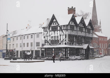 Hereford, Herefordshire, UK - Dimanche 18 Mars 2018 - Hereford de fortes chutes de neige pendant la nuit continue dimanche matin - l 'historique' de la Chambre en noir et blanc datant de 1621 dans le centre-ville haute-ville salon recouvert de neige - Steven Mai /Alamy Live News Banque D'Images