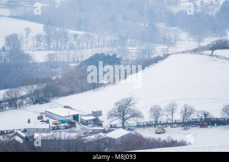 Pays de Galles Aberystwyth UK, dimanche 18 mars 2018 Royaume-Uni : Météo Aberystwyth et fermes dans les environs le réveillé d'une couverture de neige comme la "bête de l'Est 2' dans les socs, apportant un retour temporaire à un froid mordant les vents d'est et le blizzard pour de nombreuses régions du Royaume-Uni Photo © Keith Morris / Alamy Live News Banque D'Images