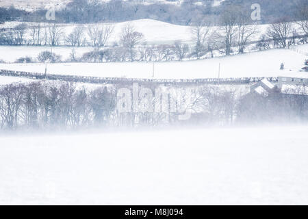 Pays de Galles Aberystwyth UK, dimanche 18 mars 2018 Royaume-Uni : Météo Aberystwyth et fermes dans les environs le réveillé d'une couverture de neige comme la "bête de l'Est 2' dans les socs, apportant un retour temporaire à un froid mordant les vents d'est et le blizzard pour de nombreuses régions du Royaume-Uni Photo © Keith Morris / Alamy Live News Banque D'Images